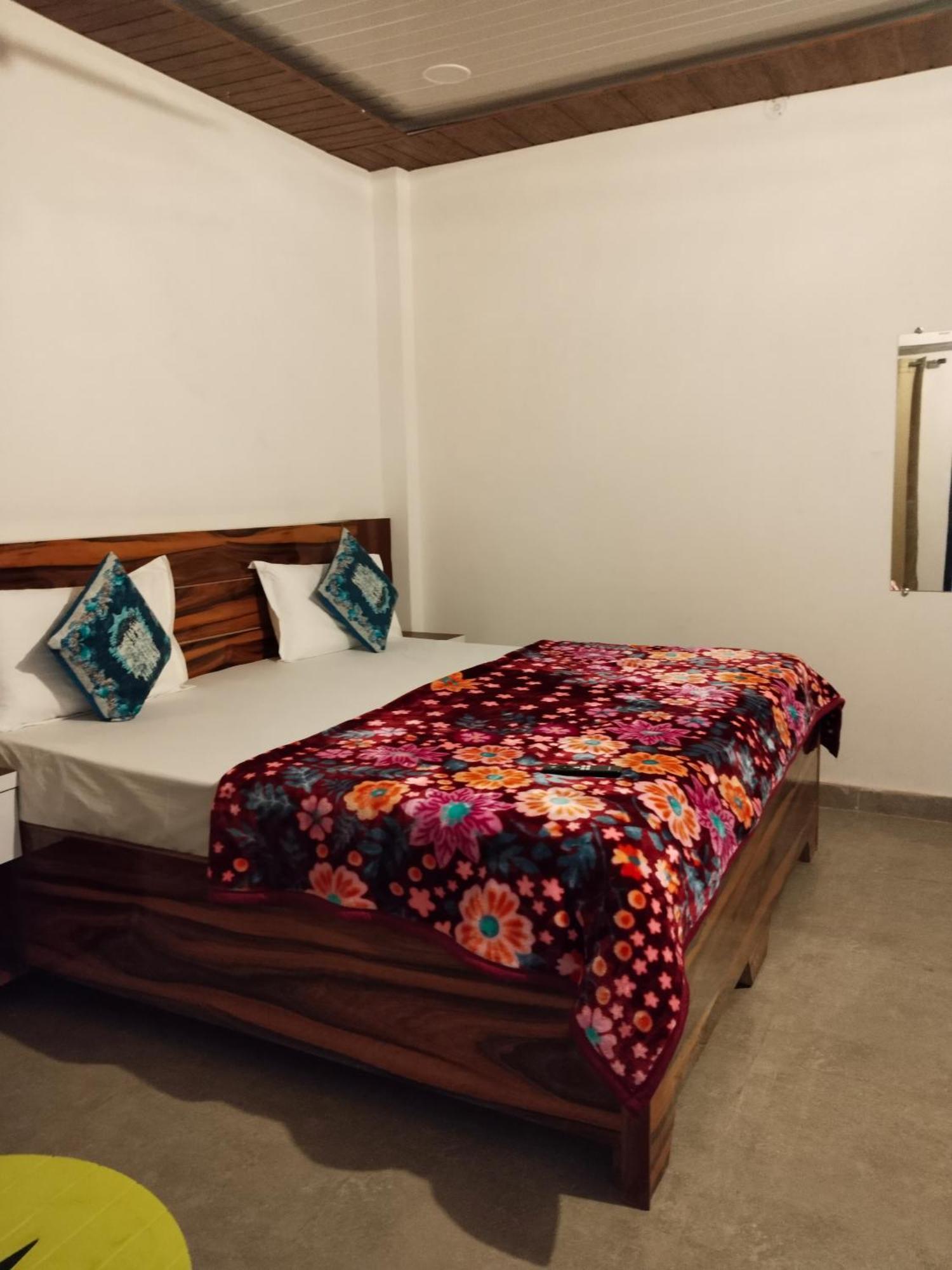 The Nirmala Palace Hotel Ayodhya Kültér fotó