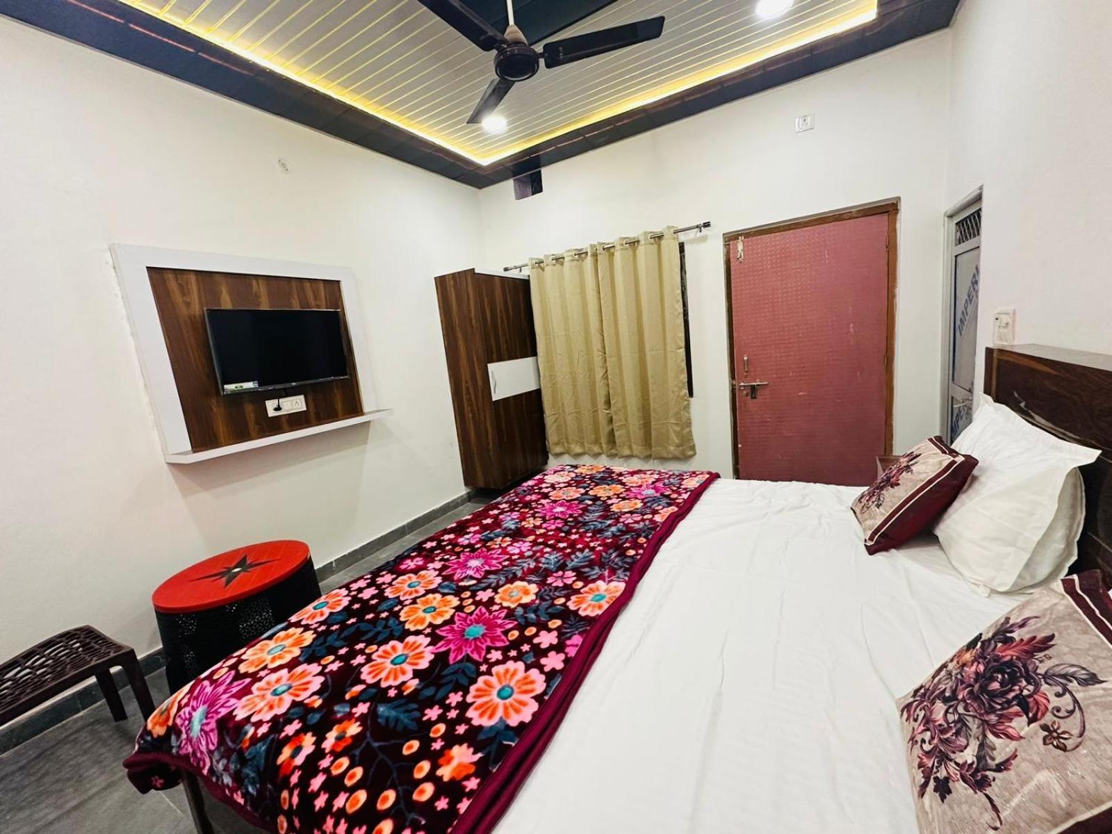 The Nirmala Palace Hotel Ayodhya Kültér fotó